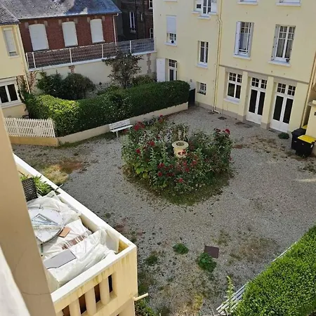 Renovated Near The Beach דירה